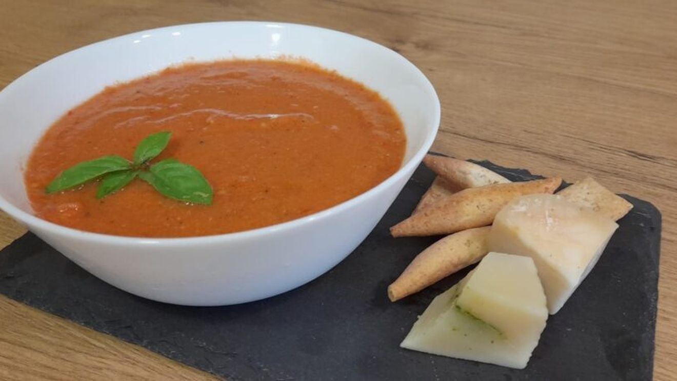 Rețetele Juanitei | Supa rece (gazpacho) se poate prepara în multe feluri/ Iată 10 rețete care includ legume (și fructe) care te vor surprinde, dar te vor ajuta și să te răcorești în zilele de caniculă