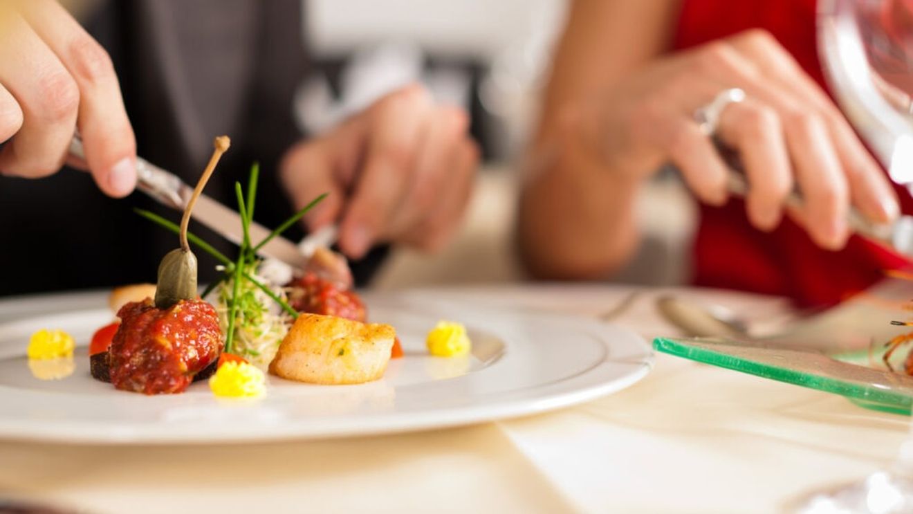 Ce este „foodluxxing”, noul „efect de ruj” din gastronomie / Psiholog: „Este o formă de răsplată și de alinare, combinată cu nevoia de apartenență. Este și o micro-afirmare”
