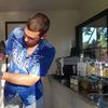 FOTO-VIDEO | Student la două facultăți, antreprenor în weekend. Povestea tânărului care vinde iaurt înghețat dintr-o rulotă, în satul cărășean Văliug: „Am vrut să facem ceva pentru comunitate”