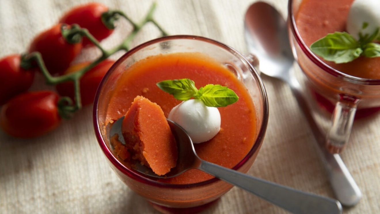 E gelatină dar nu e piftie și e de vară și e vegetală și ușoară. Gel de roșii, un aperitiv rece, rafinat, pentru mese mai speciale