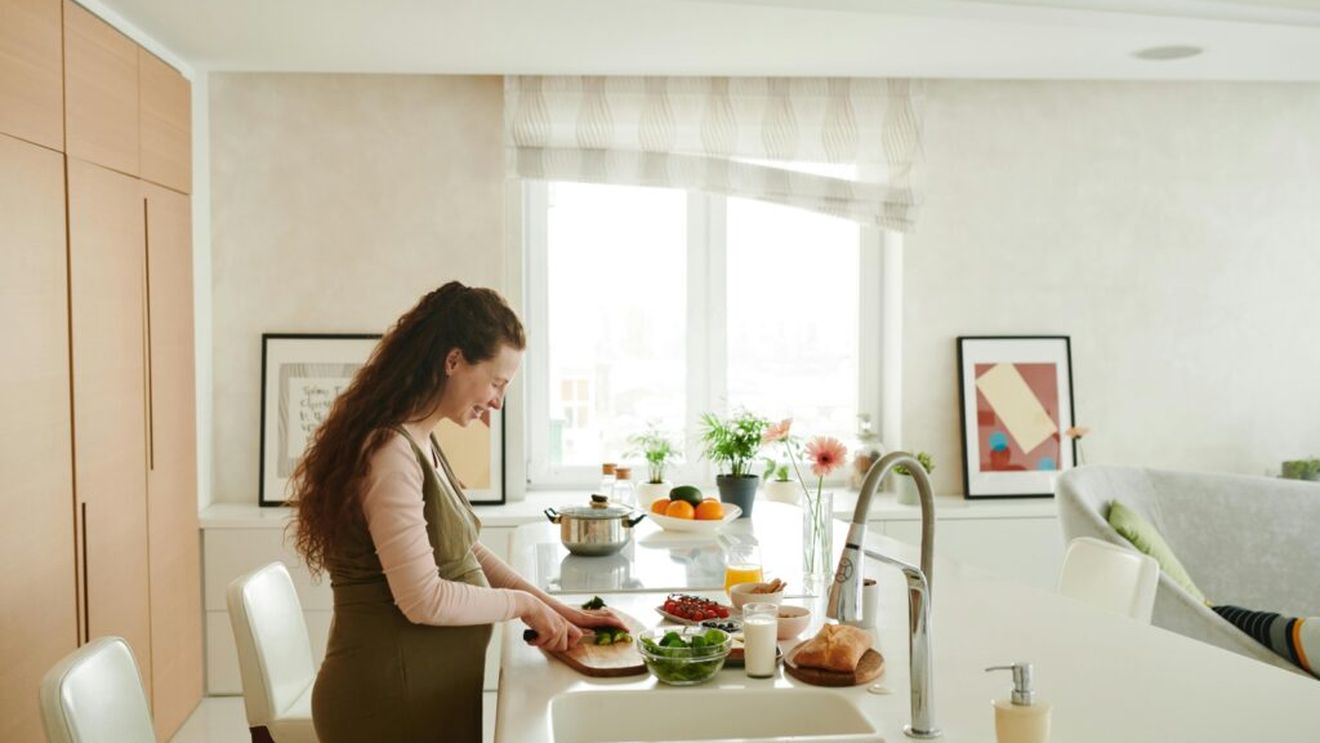 Cele mai bune alimente bogate în folat, recomandate gravidelor/ Cercetătorii spun că pentru a susține sănătatea cardiovasculară și neurologică a fătului, femeile însărcinate trebuie să mănânce legume verzi, avocado, banane, oleaginoase și cereale integrale