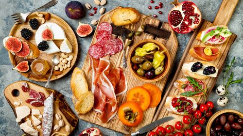 Charcuterie board de Sărbători/ Mezeluri, brânzeturi și alte gusturi complementare ce vor încânta invitații la masa de Revelion