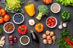 Cum să mănânci 30 de produse vegetale pe săptămână. E mai simplu decât crezi și îți va reduce și cheltuielile. Bonus: meniu cu 50 de legume, fructe, semințe și nuci