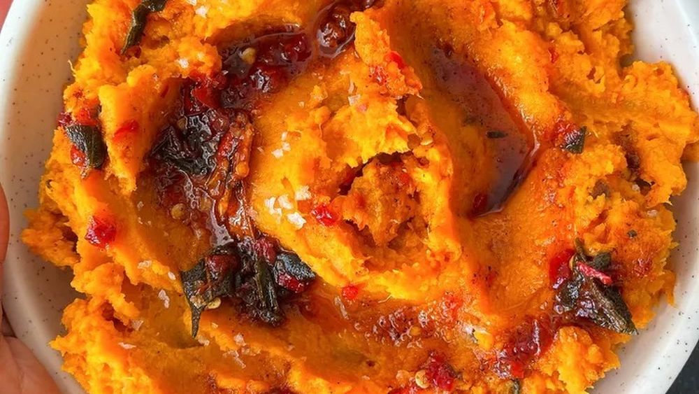 Garnitură cu trei ingrediente - cartof dulce, ardei Chipotle și unt - recomandată de faimosul prezentator Alton Brown