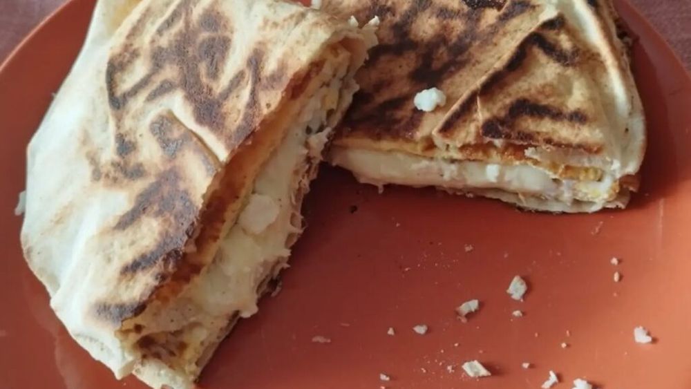 Lipie cu omletă la micul dejun, rețeta pe care trebuie să o încerci neapărat / Dacă te grăbești la muncă, e ușor să o iei la pachet