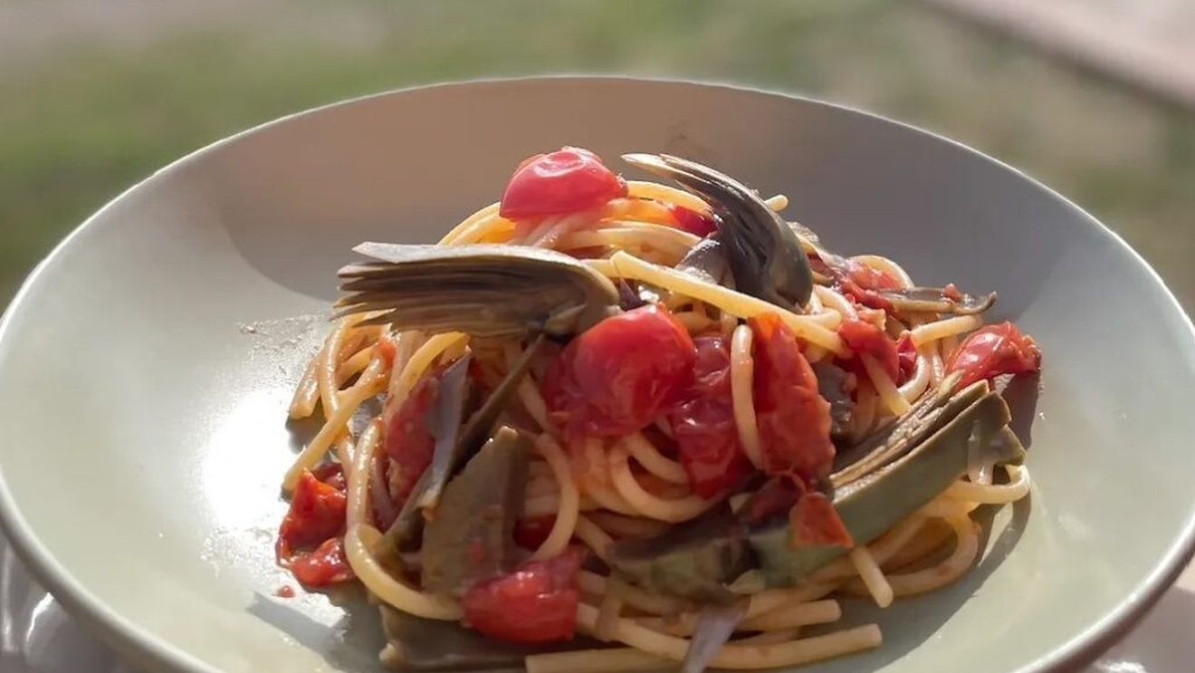 Pastele de vineri  seara. Gastronomie și Oscar: rețetă de spaghetti cu anghinare din filmul Il Postino dedicat vieții în exil a poetului chilian Pablo Neruda