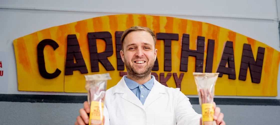Au pornit într-o bucătărie din Roman și au ajuns să vândă în 10 țări europene, inclusiv în Germania, Austria și Olanda. Adrian Cărpușor (Carpathian Jerky): „Materia primă este 100% din România” / „Competiția nu este doar cu celelalte produse din carne, ci cu chipsurile și batoanele proteice”