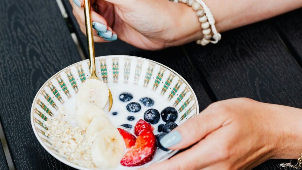 Șapte tipuri de carbohidrați pe care ar trebui să îi consumi pentru a avea o tensiune arterială mai bună/Bananele, iaurtul, pepenele, ovăzul și alte câteva alimente, conțin substanțe benefice pentru inimă și tensiune