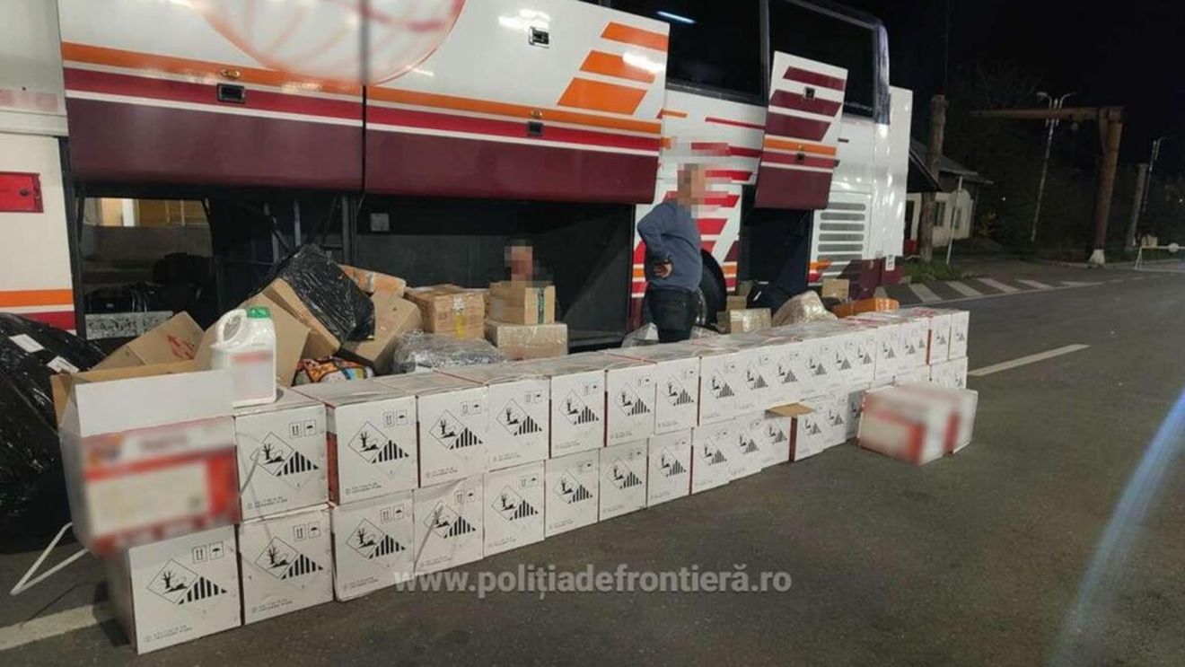 Insecticid în valoare aproape 40.000 de lei, descoperit într-un autocar în Punctul de Trecere a Frontierei Siret/Șoferul autocarului, un cetățean grec, nu a declarat la vamă substanța toxică VIDEO
