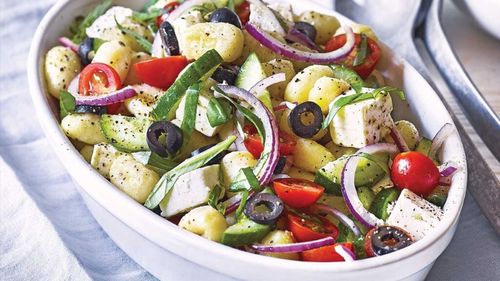 Pastele de vineri seara. Salată grecească de gnocchi, o alternativă la rețeta similară italiană / Două variante contemporane vegane, cu lămâie sau avocado