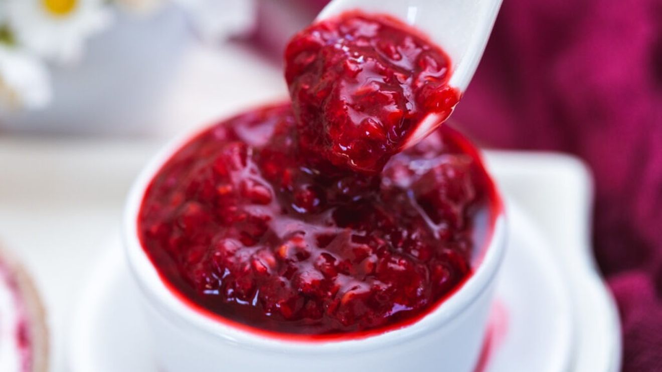 Sosul de merișoare și glicemia / Ce se întâmplă în organism atunci când îl consumăm și de ce se recomandă prudență diabeticilor / Rețeta cu mai puțin zahăr