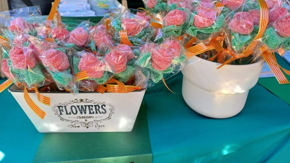 FOTO: Sant Jordi, sărbătoarea catalană cu povești din cărți, miros de trandafiri și gustări dulci / Cafenelele și restaurantele au meniuri speciale