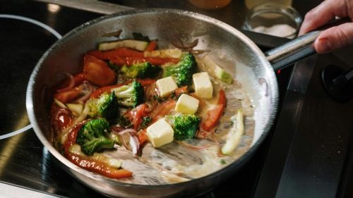 Înlocuirea a 10 grame de unt, pe zi, cu o linguriță de ulei vegetal poate reduce riscul de cancer și boli de inimă / Descoperirea făcută de oamenii de știință în timpul unui studiu realizat pe o perioadă de 30 de ani