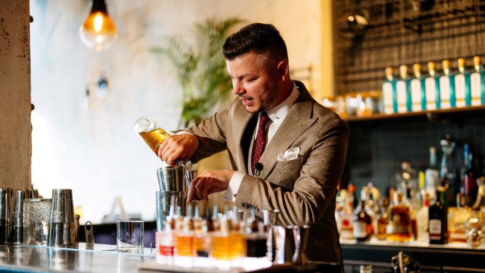 Flair, disciplină și echilibru în pahar: Valentin Luca, despre ce înseamnă cu adevărat meseria de barman / „Dacă băutura nu e bună, nu contează cât de spectaculos a fost momentul”