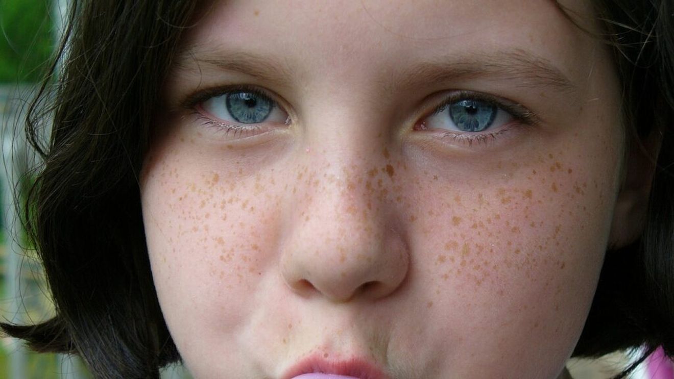 Sumele exorbitante pe care le plătesc primăriile marilor orașe să curețe guma de mestecat aruncată la întâmplare. Curățatul costă mult mai mult decât producția