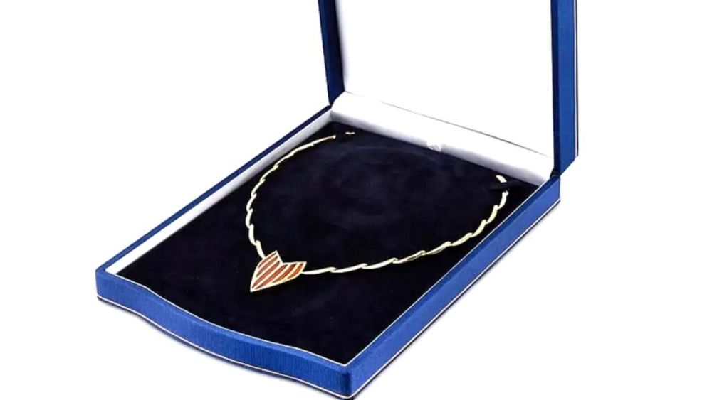 Pietre prețioase obținute din vin, creațiile unui cuplu de bijutieri de origine maghiară, sub brandul Vincells. Piesele se fac și la cerere, în amintirea unui moment demn de a fi imortalizat