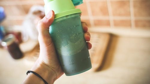 Este pudra proteică o înșelătorie? Ce spun experții despre acest supliment alimentar popular / „Dacă doar bei un supliment în loc să mănânci alimente reale, ai proteina necesară, dar pierzi o mulțime de alți nutrienți”