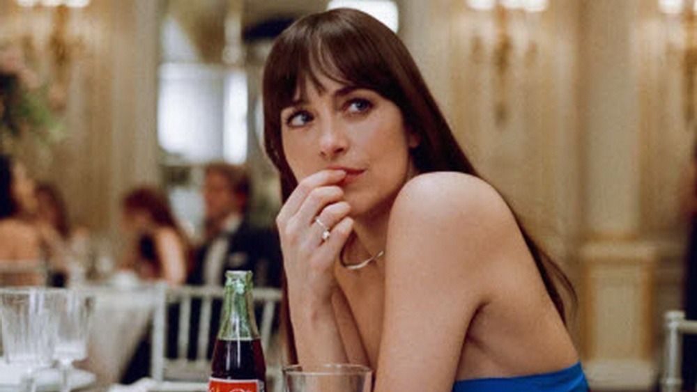 VIDEO Coca-Cola cu bere | De unde vine combinația ciudată pe care o bea Dakota Johnson în „Materialists”