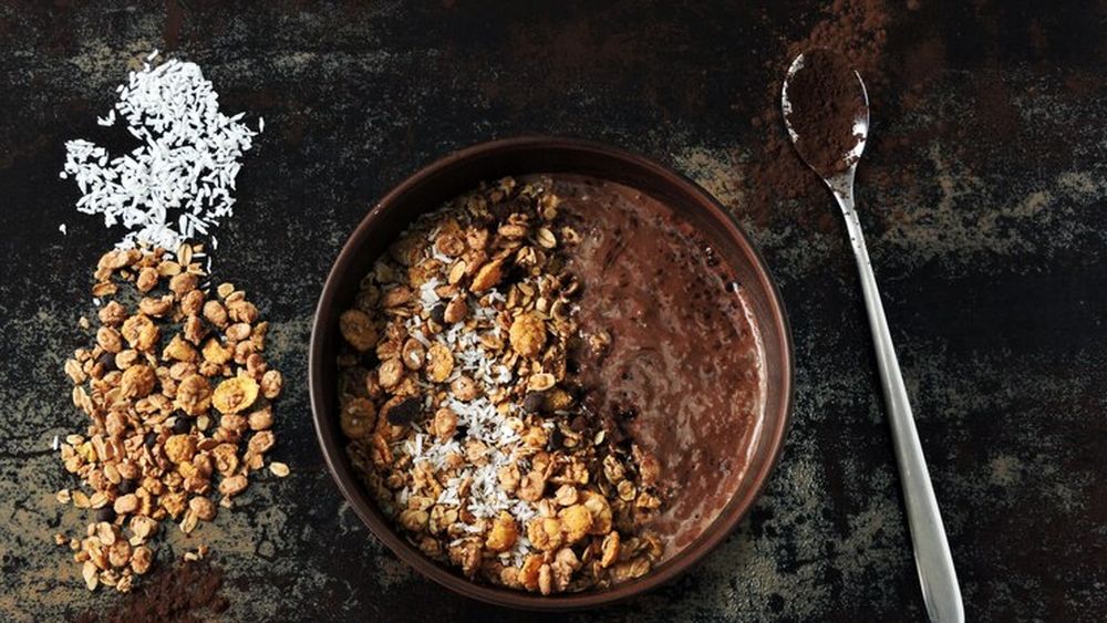 Fulgi de ovăz cu pere la micul dejun. Rețetă simplă de budincă fără gătire, la care mai adăugăm lapte și cacao