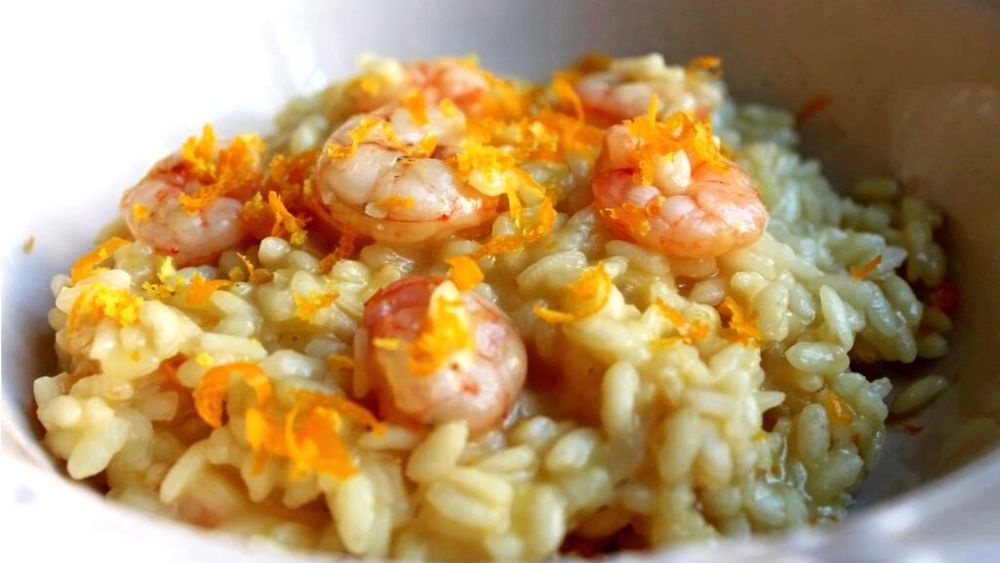 O idee de cină gustoasă, fără carne. Boabe de orz cu creveți și miez de portocală, în stil mediteranean