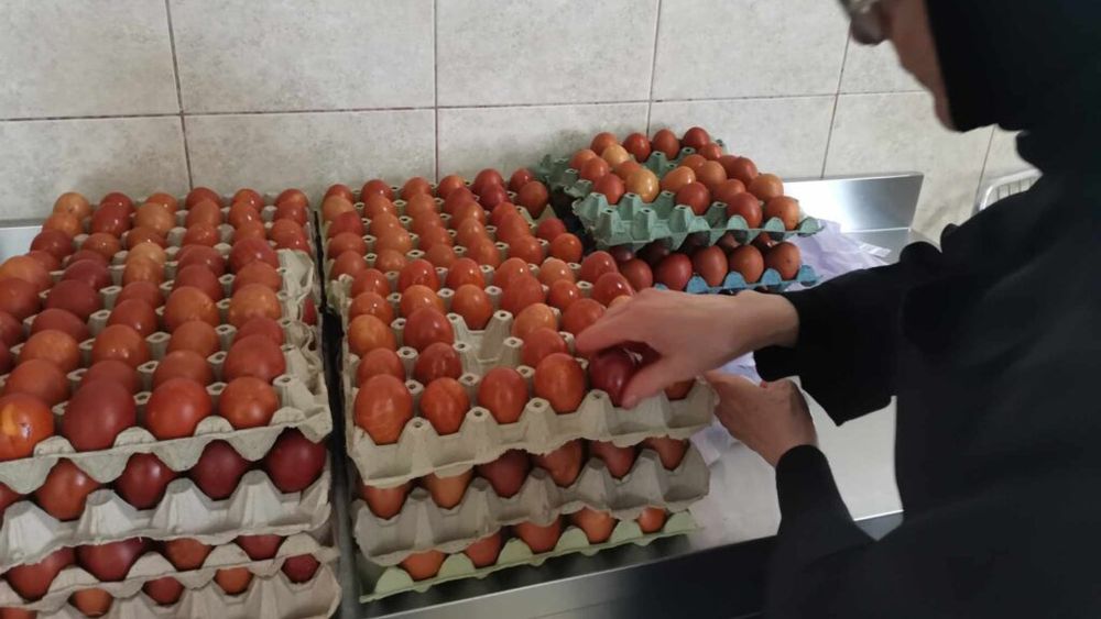 FOTO-VIDEO | Măicuțele de la Mănăstirea Timișeni au vopsit, în Vinerea Mare, 1.000 de ouă: „Folosim doar metode naturale – coji de ceapă roșie și albă – pentru că vopseaua chimică pătrunde prin coajă și nu e sănătoasă”