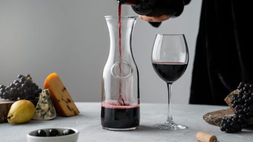 Istoria vinului georgian, cu o vechime de 8.000 de ani, o experiență mult mai autentică decât cea a viticulturii franceze, italiene sau spaniole