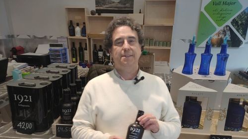 VIDEO | De șapte ani vinde ulei extravirgin de măsline în centrul Barcelonei/ Tot ce găsești în magazinul lui David este produs local, din livezile de măslini din Catalonia/ Dincolo de afacere, uleiul este o pasiune care se simte în tot ceea ce povestește sau în cursurile pe care le susține