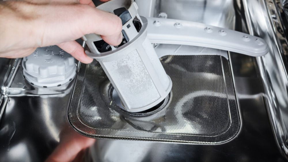 Cât de des ar trebui să cureți mașina de spălat vase / Specialiștii explică pași simpli pentru a curăța în special scurgerea și filtrul