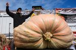 Un dovleac de aproape 1,5 tone ar putea stabili un nou record mondial/ În ce condiții se poate cultiva un asemenea bostan gigant/ Cultivatorul Ron Wallace;SUA: „Este cu adevărat masiv, a fost o plăcere să-l cresc”
