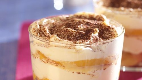 Tiramisu în variantă de vară - fără ouă și cu piersici sau caise/ Un produs mai puțin sensibil la căldură, cu fructe care dau o notă fresh