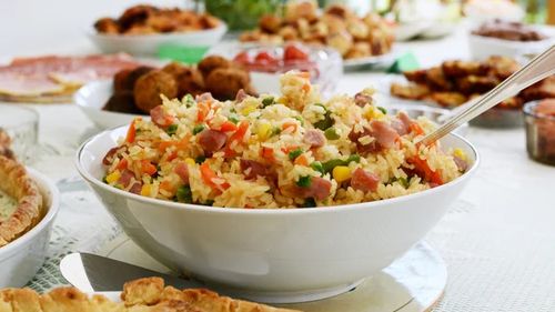 Salată de orez cu ton și legume, sora salatei reci de paste. O rețetă italiană ideală pentru a combate căldura verii