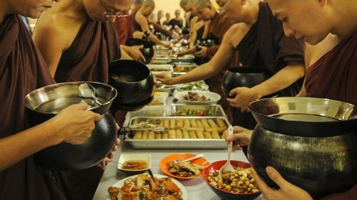 Dieta călugărior budiști presupune în primul rând tratarea alimentelor „cu respect”. Vegetală, frugală, simplă, cu alimente minimal prelucrate. Fără carne, fără pește, de cele mai multe ori și fără lactate sau ouă