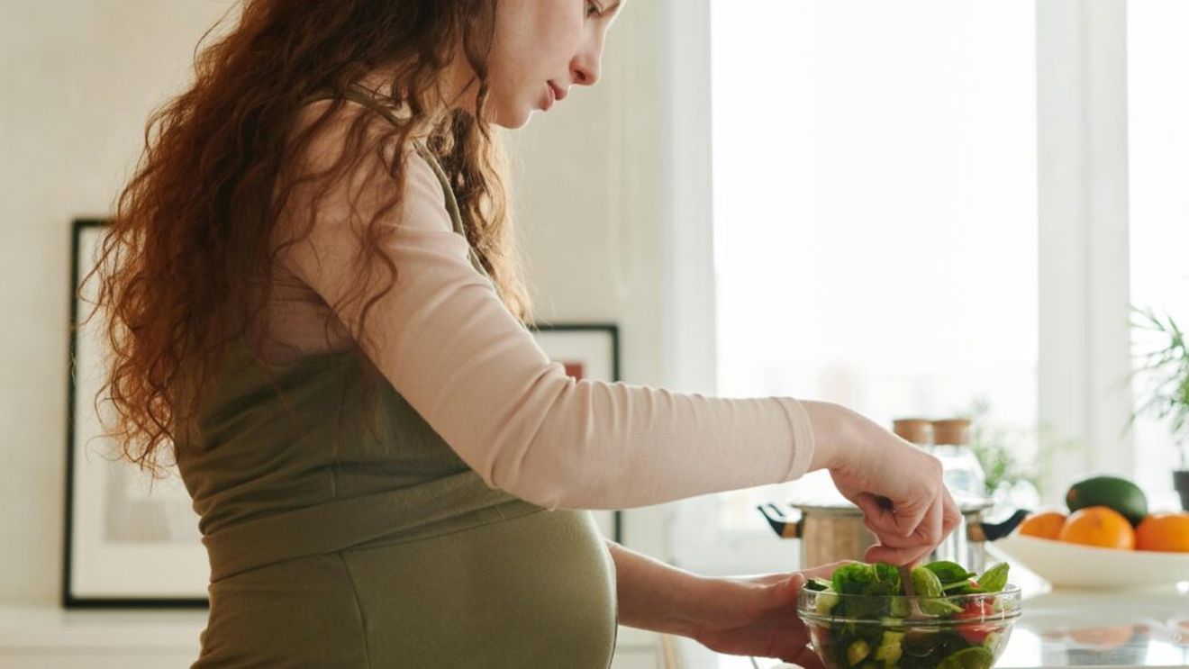 Ce să mănânci dacă încerci să rămâi însărcinată/Alimente precum somon, spanac și zmeură pot stimula fertilitatea, în timp ce lactatele nepasteurizate, alcoolul și alimentele ultra-procesate trebuie evitate