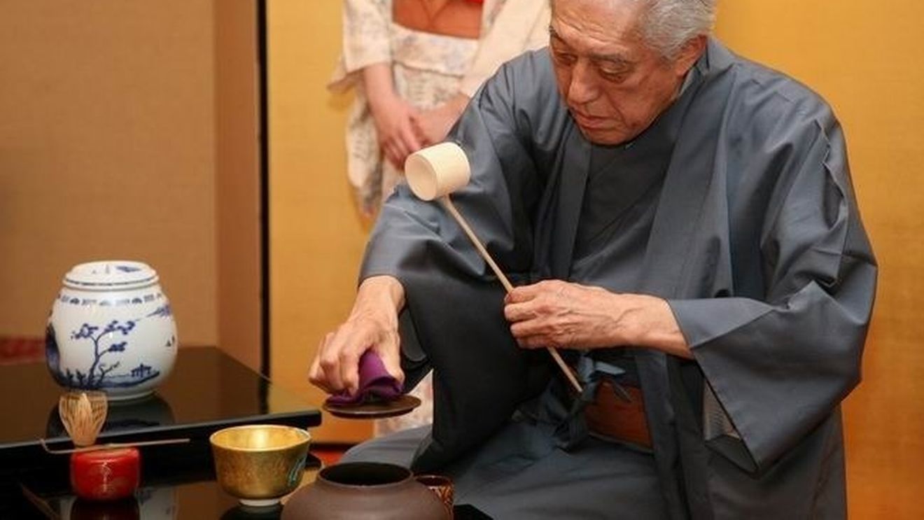 Ceremonia japoneză a ceaiului pierde un maestru/ Sen Genshitsu, care a pregătit ceai matcha pentru capete încoronate şi lideri din lumea întreagă, a murit la 102 ani