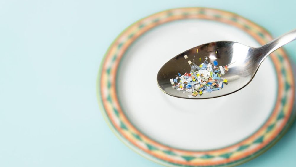 Microplasticele se activează în apă și îți pun în pericol sănătatea. Un studiu revoluționar din revista Nature explică cum se modifică și cât sunt de toxice