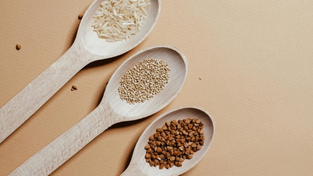 Ce alegem, orez brun sau quinoa? Dieteticienii susțin că ambele sunt cereale integrale sunt benefice, dar quinoa are câteva avantaje nutriționale