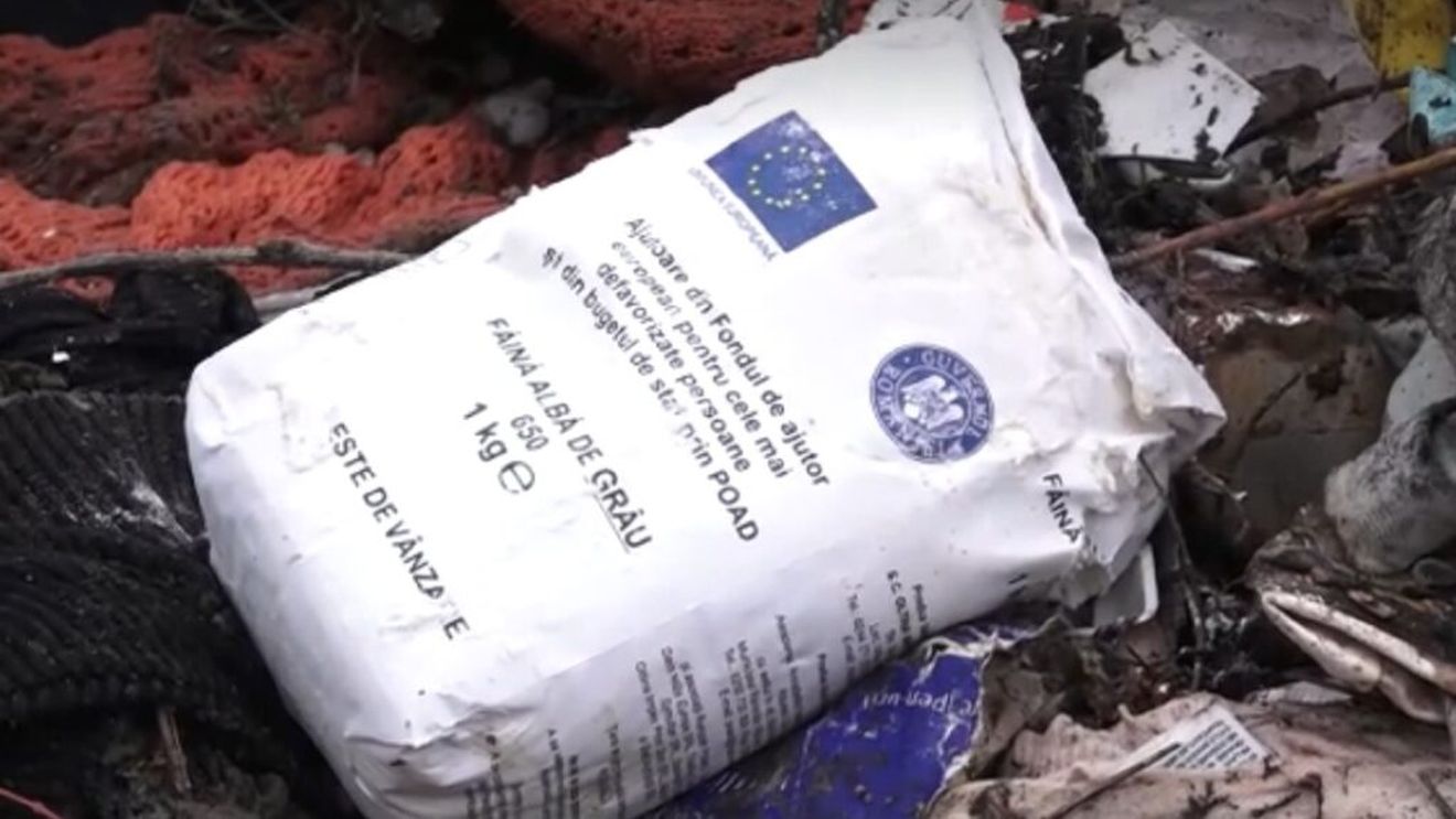 Alimente şi bunuri aruncate pe malul râului Someş nu provin de la Primăria Ulmeni/ Garda de Mediu a constatat că aceasta nu mai deţinea stocuri de ajutoare alimentare din 2023