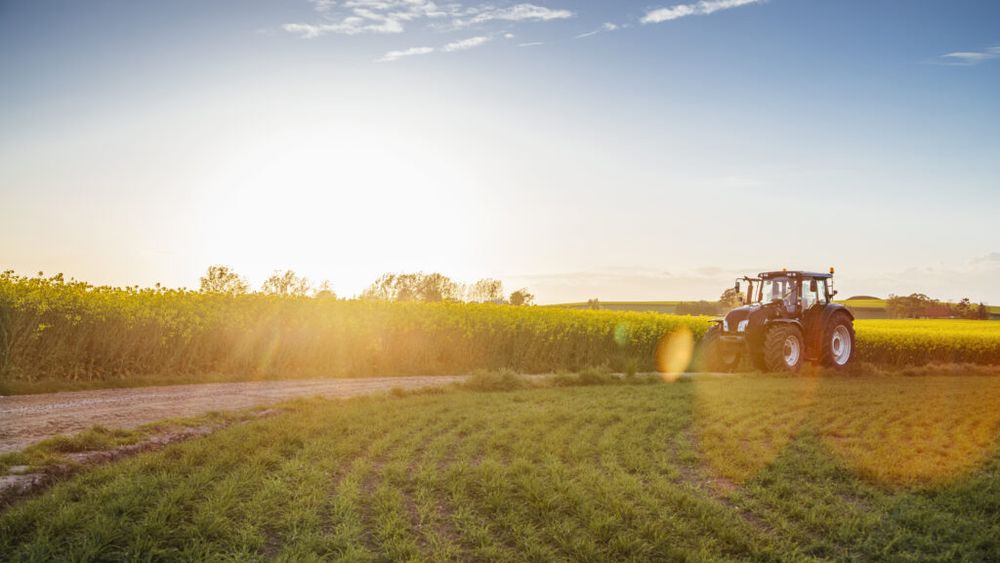 Un fermier a transformat un tractor vintage vechi de 50 de ani într-un vehicul electric alimentat cu energie solară