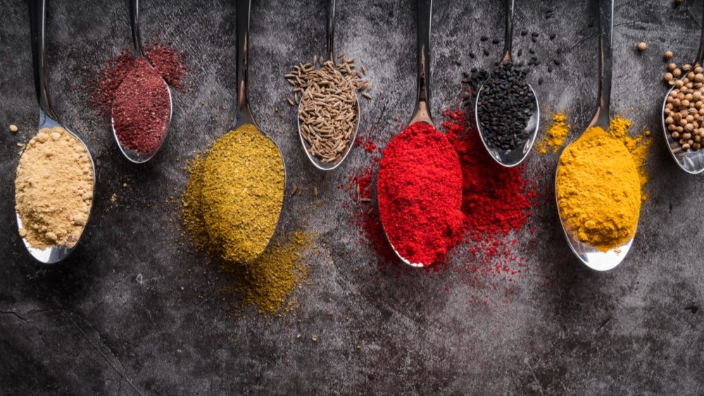 Cinci greșeli pe care le faci în bucătărie, când folosești condimentele din cămară/Motivul pentru care nu ar trebui să apropii flaconul cu condimente de oala care fierbe