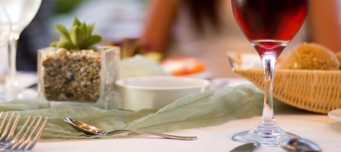 Crezi că un pahar de vin roșu protejează inima? 6 mituri despre alcool demontate de specialiști