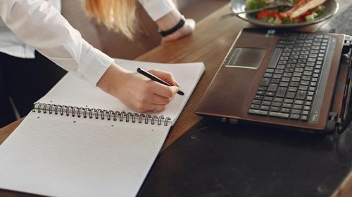 Încep înscrierile la programele de studiu dual dezvoltate de un retalier în parteneriat cu Universitatea „1 Decembrie 1918” din Alba Iulia / Studenții admiși primesc bursă lunară pe toată durata studiilor, inclusiv în vacanțe