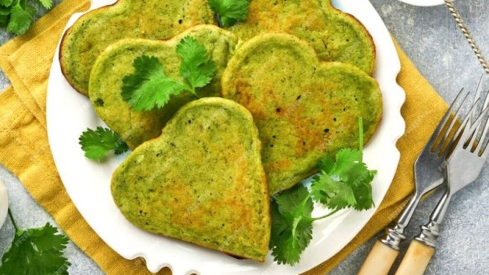 Pancakes cu mazare și iaurt, ideale la micul dejun sau ca gustare. Cu eventual adaos de parmezan sau cașcaval direct în compoziție