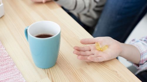 Greșeala pe care o faci când bei cafea / Specialiștii avertizează că băutura poate reduce efectul unor pastile pe care le iei zilnic