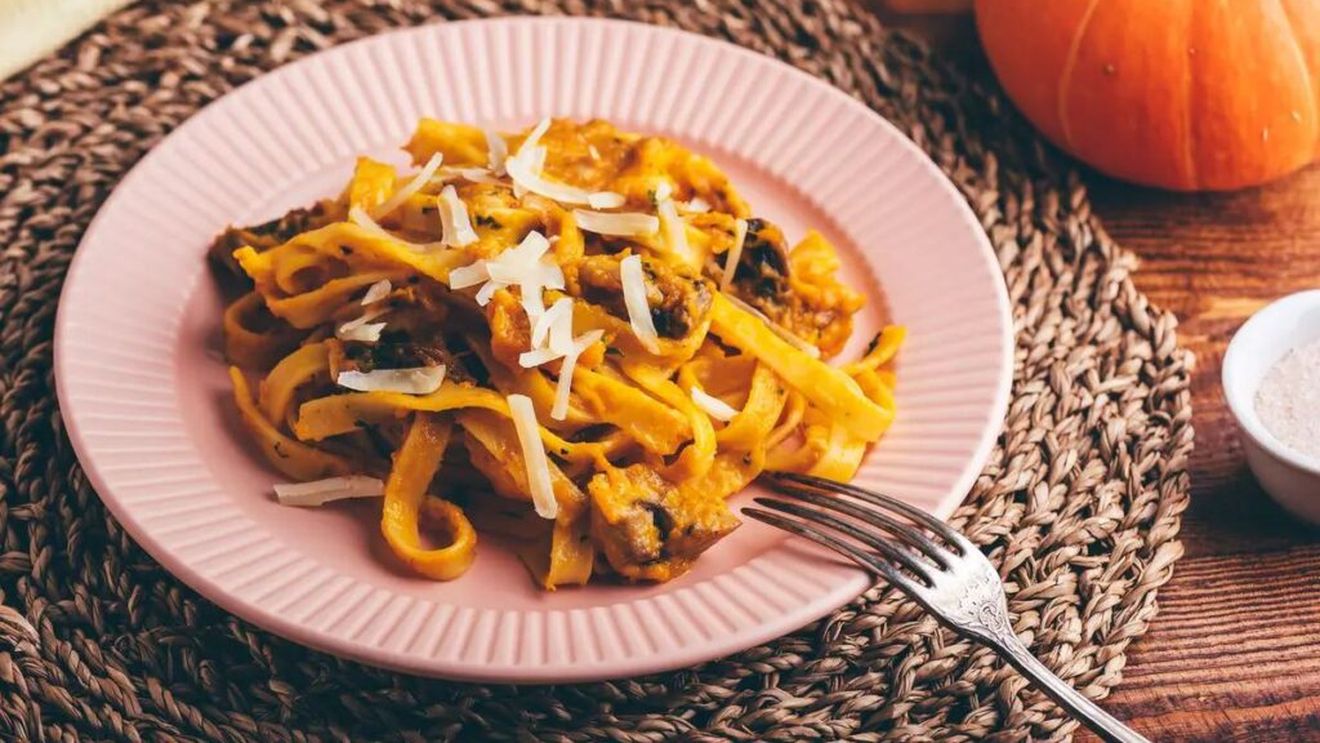 Pastele de vineri seara. Toamna e anotimpul ciupercilor și al dovlecilor și ele se pot combina într-un sos rapid și gustos pentru paste