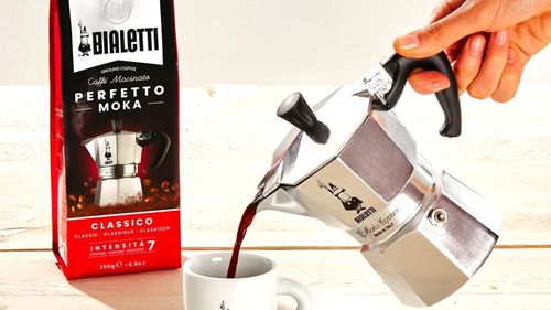 Gustul dulce-amar al tehnologiei în cafeaua de fiecare zi din casele italienilor. Renumita caffettieră Moka Bialetti, unul dintre cele mai renumite obiecte de design italiene, în pericol de dispariție, pe fondul proliferării capsulelor