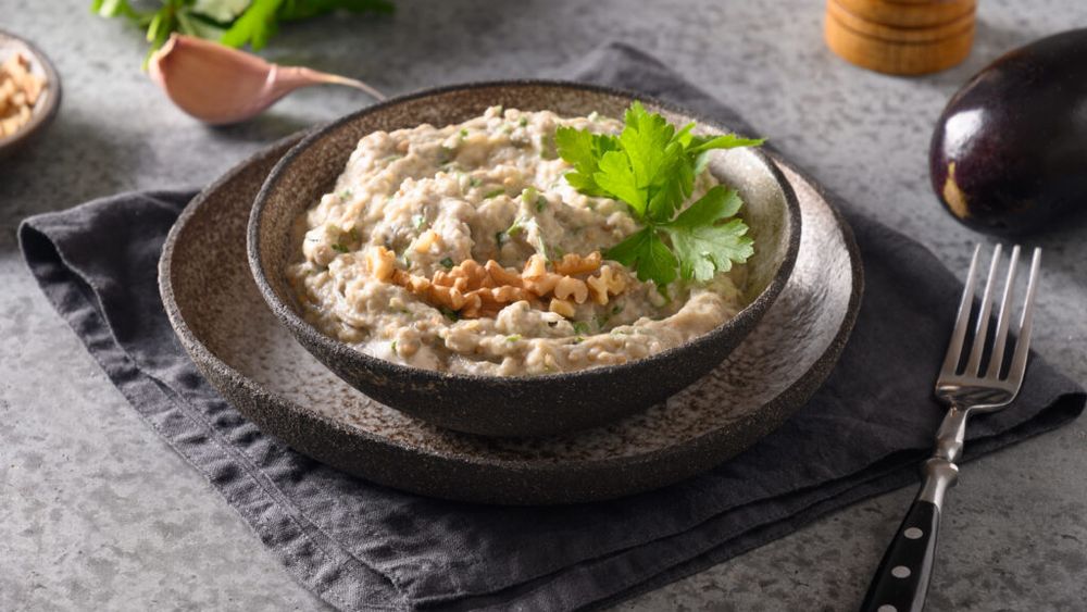 Secretul unei salate de vinete perfecte. Trucurile care îi dau gust, fără să devină amară sau uleioasă + o rețetă simplă