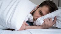 Dormi prost? Asta îți poate afecta dieta / Un studiu recent leagă lipsa odihnei cu alegerile alimentare proaste
