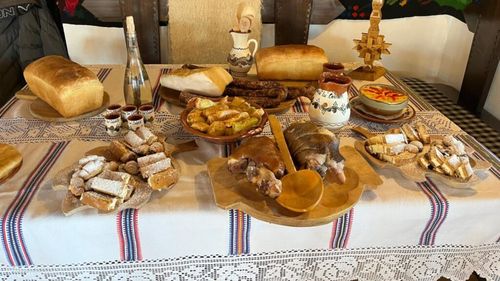 VIDEO | Revelion în Maramureș: Gazdele pensiunilor au pregătit bunătăți tradiționale pentru noaptea dintre ani: „Am făcut pâine în cuptor, curechi umplut (sarmale), am fiert ciolan, prăjituri specifice zonei”