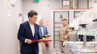 FOTO/Președintele Nicușor Dan a luat masa la popotă/ El a mâncat friptură cu porumb fiert, alături de oficialii și militarii americani