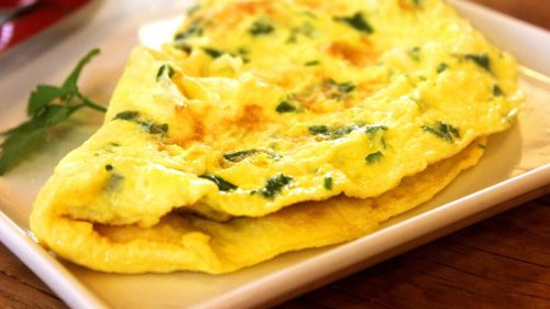 7 idei creative de mic dejun cu preparatele rămase de la masa de Revelion: Omletă cu friptură sau cârnați rămași, sandvișuri cu brânzeturi și mezeluri sau budincă de cozonac